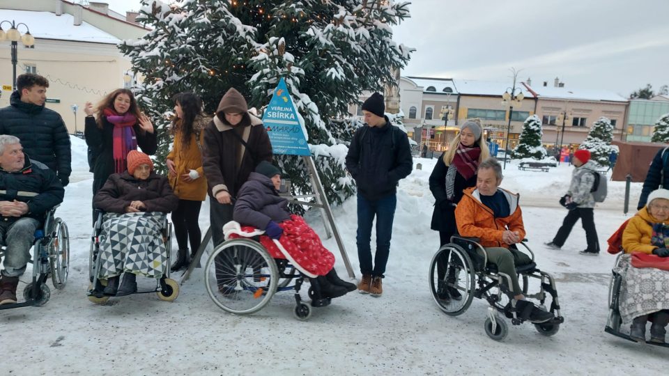 Rožnov pod Radhoštěm, studenti a senioři, vyjížďka k vánočnímu stromu (2023)