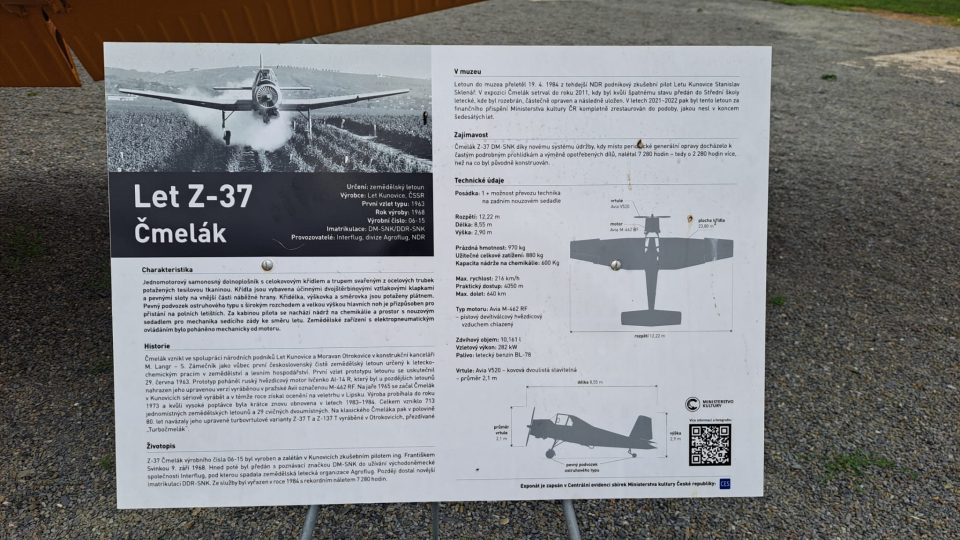 Informační tabule k práškovacímu letadlu Čmelák