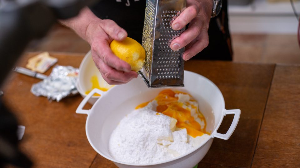 Ingredience na těsto smícháme, přidáme citronovou kůru | foto: Martin Čuřík Ingredience na těsto smícháme, přidáme citronovou kůru