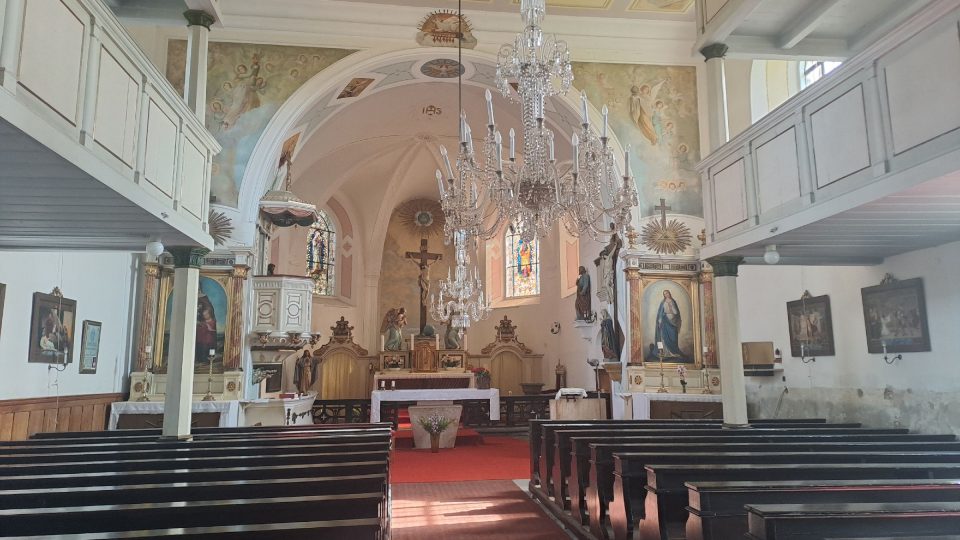 Jednolodní stavbu na půdorysu latinského kříže zakončuje trojboký presbytář a navazující věž vysoká 27 metrů