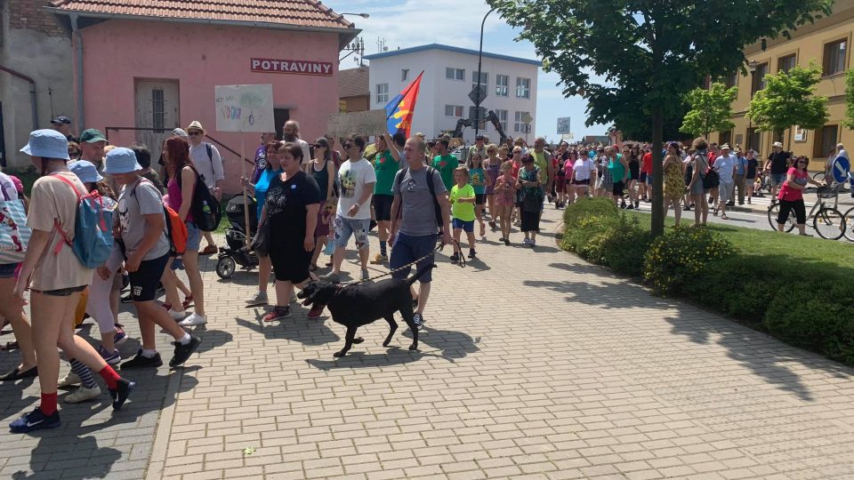 Na pochod proti těžbě u Uherského Ostrohu přišly tisíce lidí