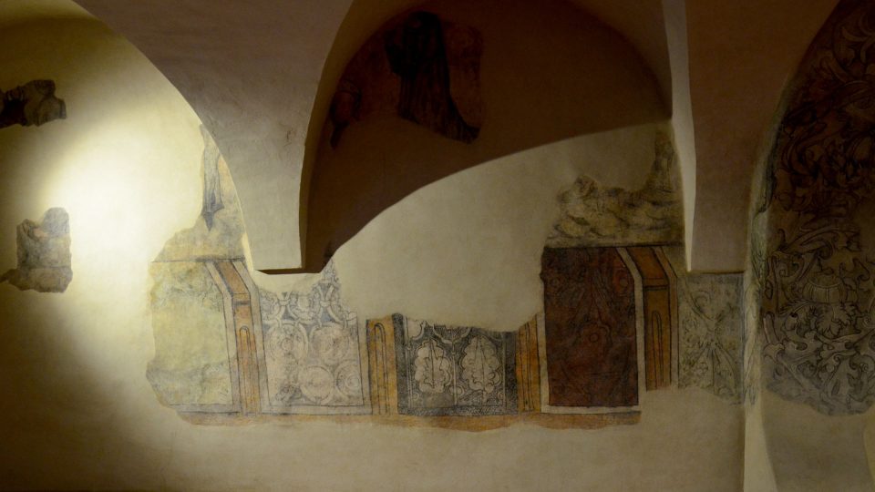 Na stěnách se dochovaly gotické fresky