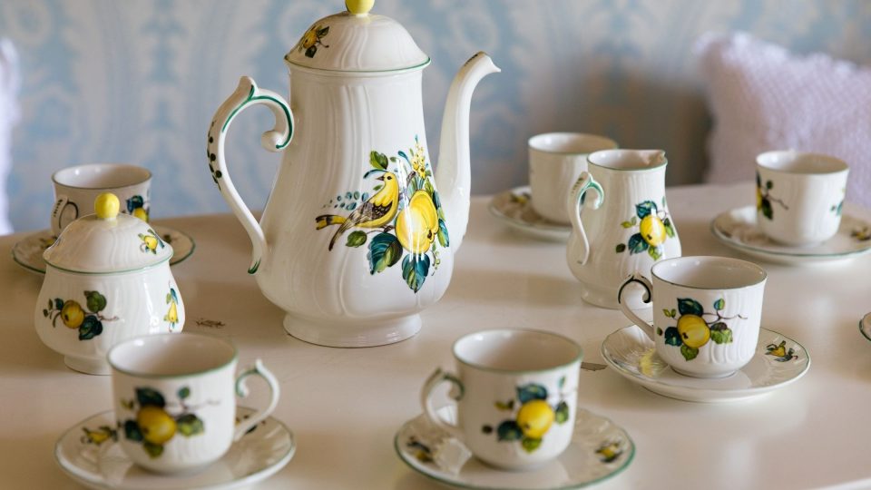 Zátiší s čajovým servisem