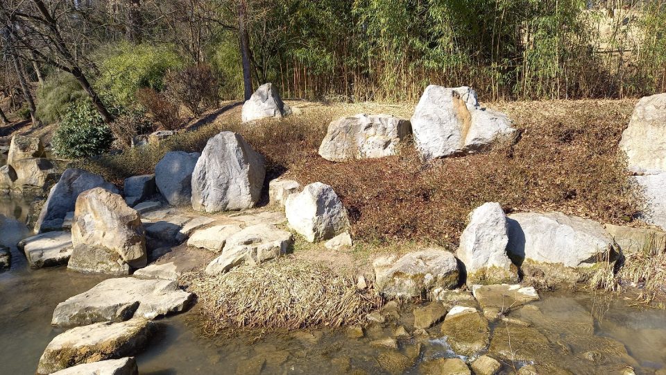Japonskou zahradou Mu-Shin protéká Lukovský i Běloveský potok