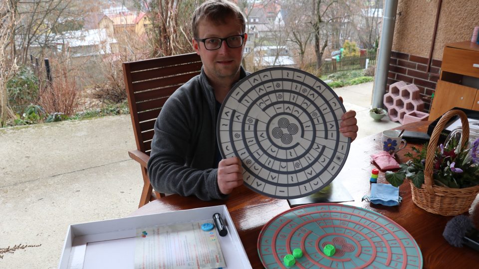 Labyront - desková hra pro nevidomé, jeden z jejích tvůrců Miroslav Dančák