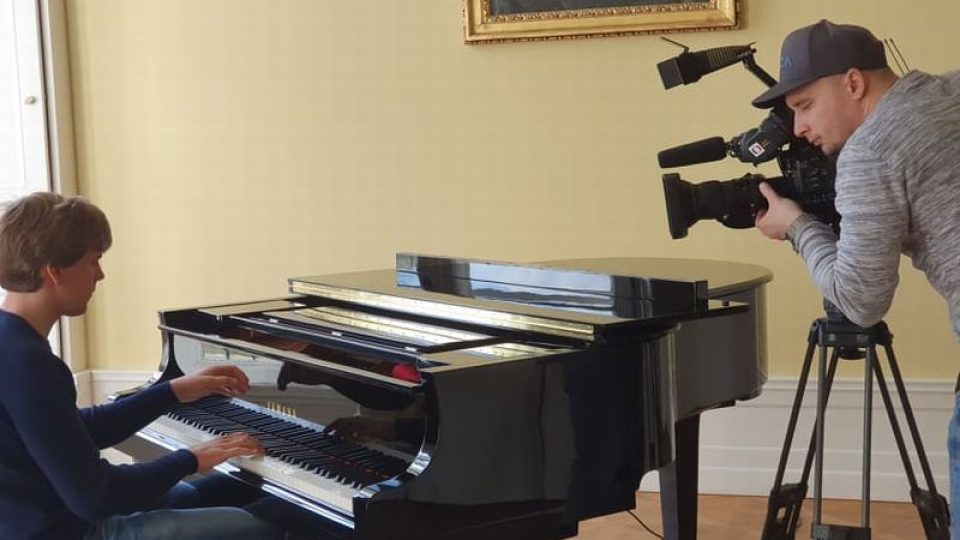 Klavír v Kostelci nad Orlicí a Matyáš Novák | foto: archiv Nového zámku Kostelec nad Orlicí Klavír v Kostelci nad Orlicí a Matyáš Novák