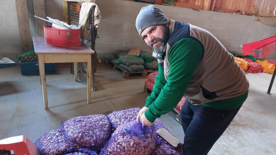 Daniel Pech s pytli stroužků česneku k sadbě