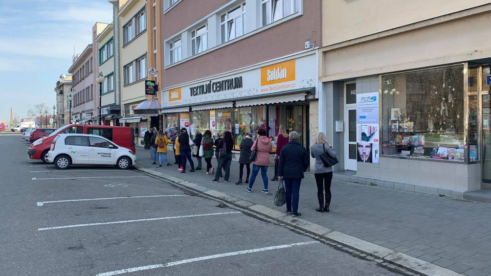 Fronta lidí před prodejnou s textilem v Kroměříži