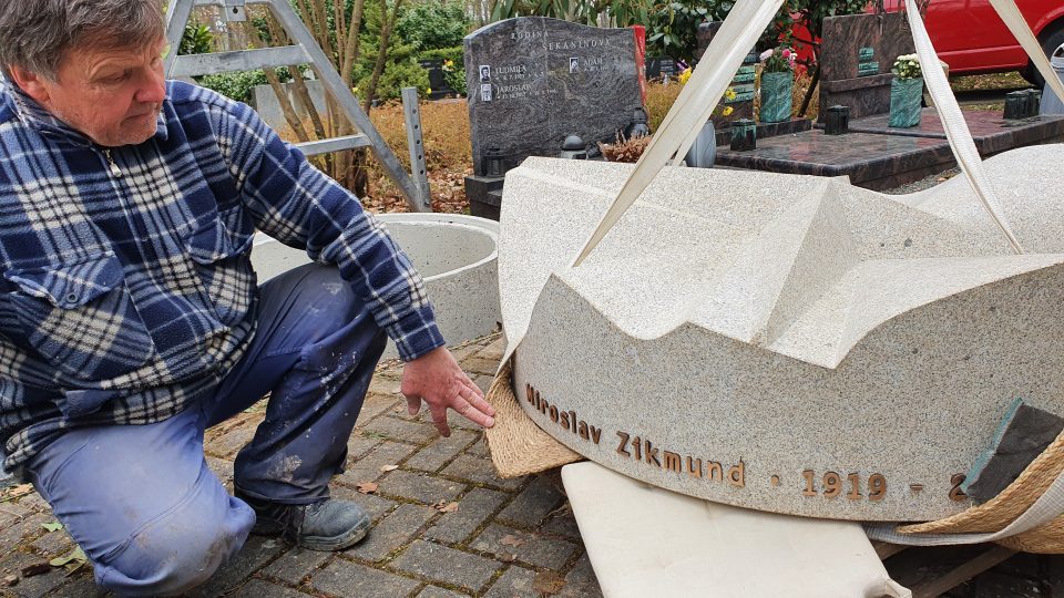 Instalace náhrobku na hrob Miroslava Zikmunda na zlínském Lesním hřbitově