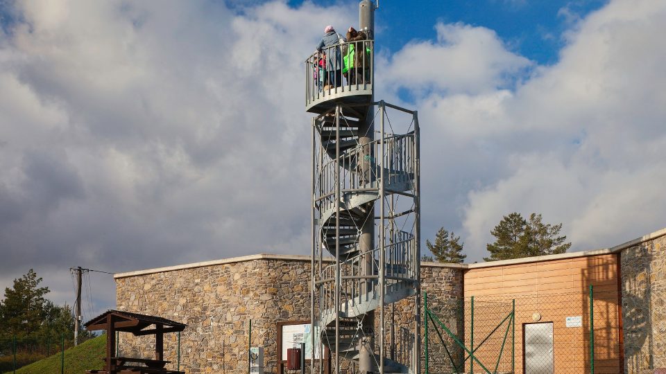 U rozhledny je zastřešené posezení a informační tabule se zajímavými tipy na výlet v nejbližším okolí | foto: Zdeněk Truhlář, Český rozhlas U rozhledny je zastřešené posezení a informační tabule se zajímavými tipy na výlet v nejbližším okolí