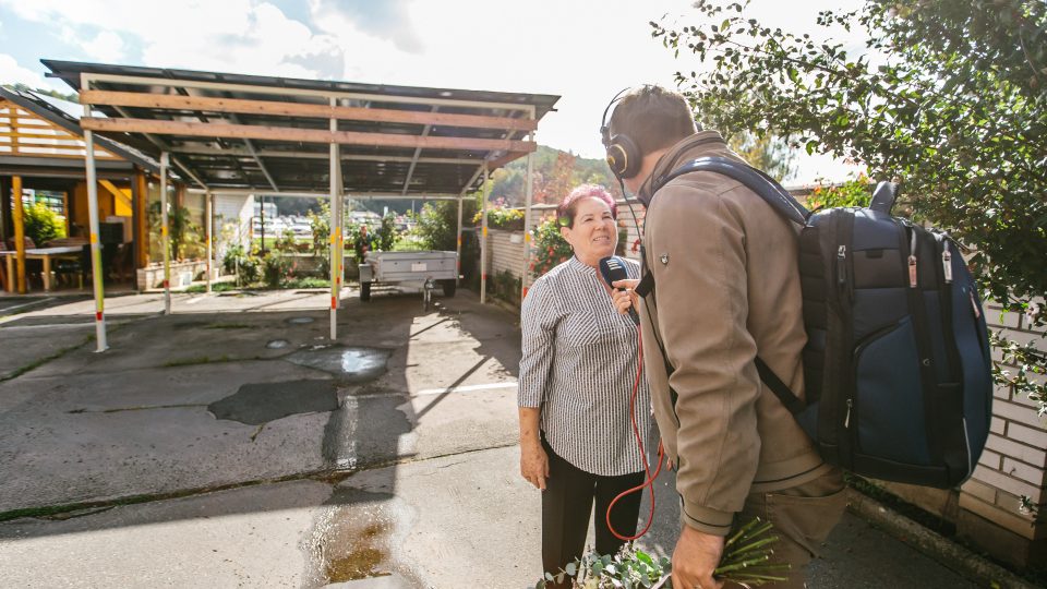 Jarmila Řezníčková vítá Patrika Rozehnala | foto: Jana Volková Jarmila Řezníčková vítá Patrika Rozehnala