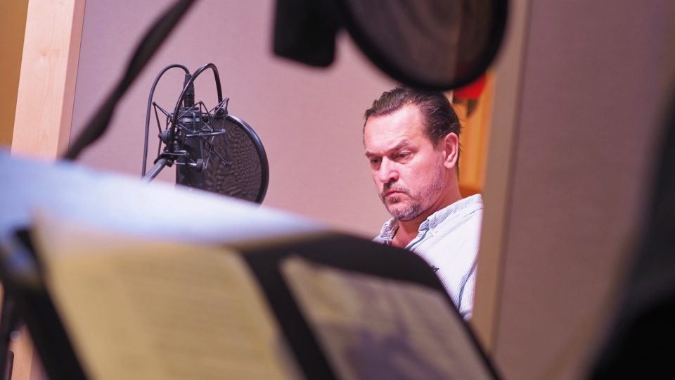 Petr Štěpán při natáčení rozhlasové hry Mimořádná schůze