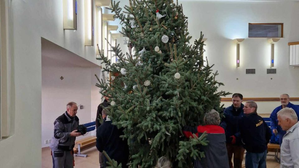 Kostel Panny Marie Pomocnice křesťanů na sídlišti Jižní Svahy, Zlín, stavění vánočního stromu 2023