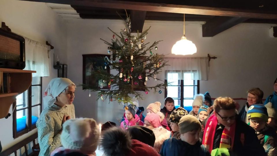 Děti si mohly v Rožnově pod Radhoštěm, jak vypadaly Vánoce na dědině