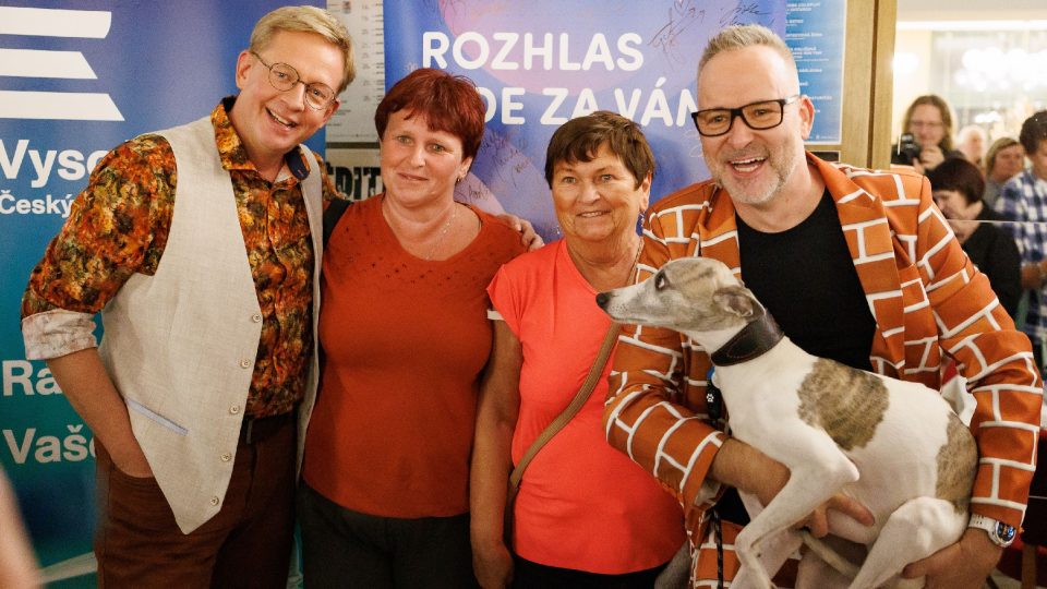 Focení s fanoušky: vlevo Aleš Cibulka, vpravo Michal Jagelka a jejich pes vipet Tobiáš | foto: Jiří Šeda Focení s fanoušky: vlevo Aleš Cibulka, vpravo Michal Jagelka a jejich pes vipet Tobiáš