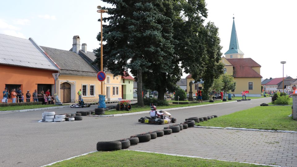 V ulicích Rymic na Kroměřížsku závodily motokáry