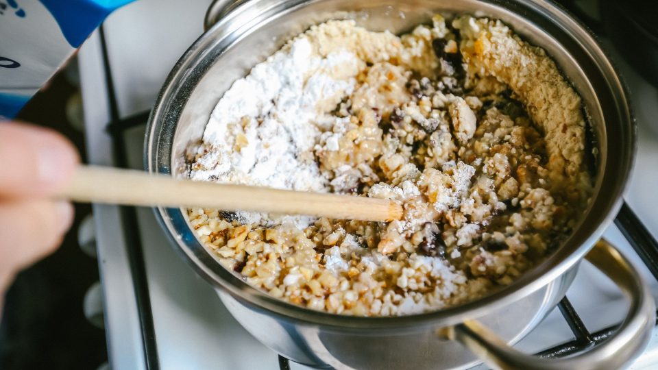 Náplň připravujeme za tepla na sporáku | foto: Jana Volková Náplň připravujeme za tepla na sporáku