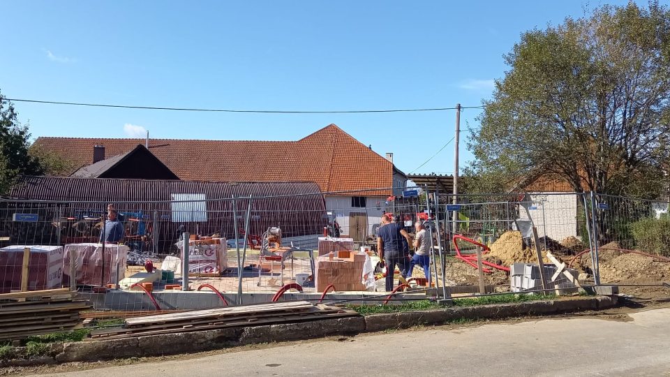 Stavba kaple v obci Loučka, říjen 2023