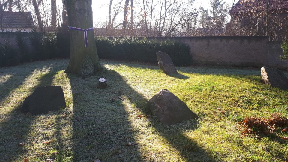v okolí Šemíkova hrobu jsou kameny z pradávného pohřebiště doby raně slovanské .jpg