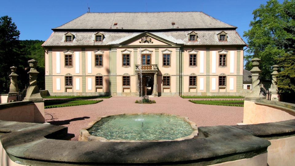 Pozdně barokní zámek Potštejn