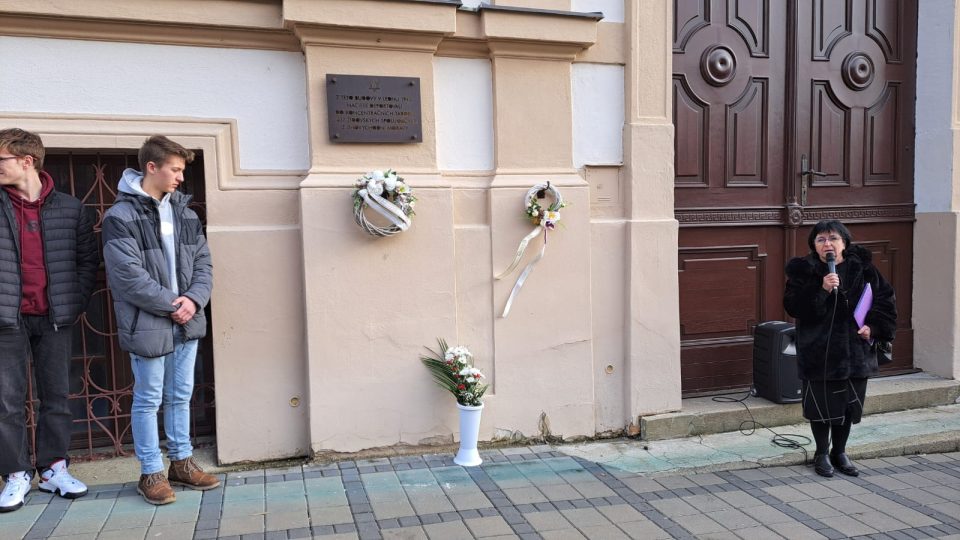 Uherský Brod, deska na budově gymnázia, připomínající oběti holokaustu, vzpomínková akce 2024