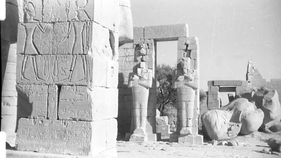 Dvě sochy Ramse a povalený kolos nepřátel - Zikmund + Hanzelka 1947