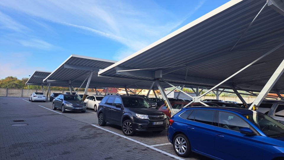 Česká zbrojovka, Uherský Brod, parkoviště se solárními panely
