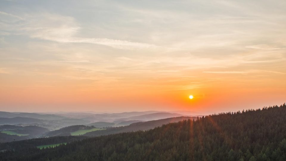 Východ slunce z vrcholu skokanského můstku