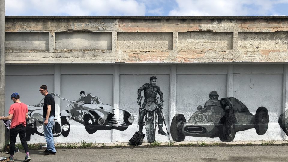 Na historii světového závodiště upozorňuje graffiti na sto metrů dlouhé zdi tehdejšího depa