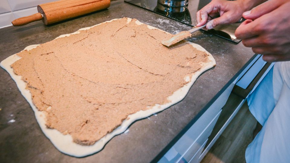 Rozválené těsto potřeme pistáciovo-skořicovou náplní