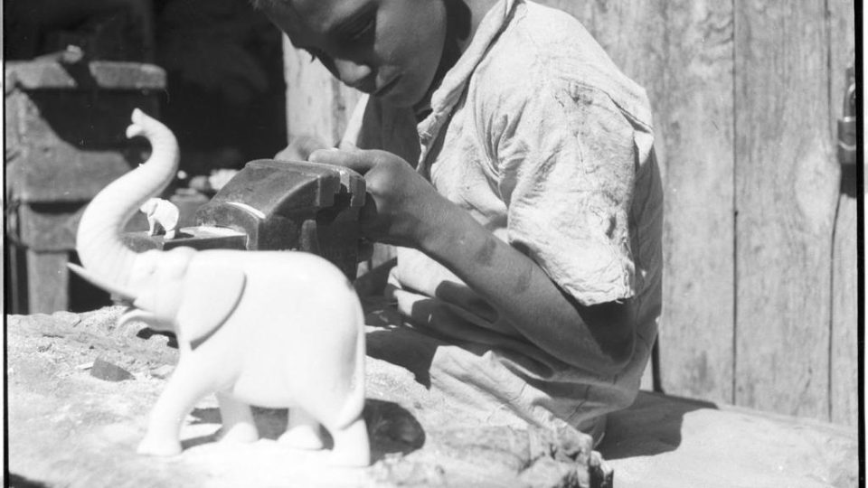 Chlapec vyřezávající sošku se slonoviny - fotografie z roku 1947 z cest Hanzelky a Zikmunda