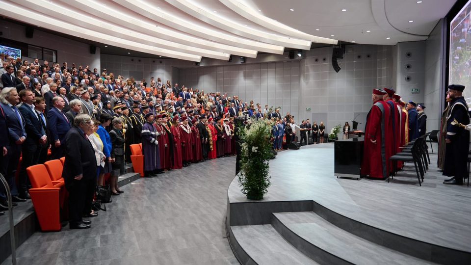 Oslavy 20 let Univerzity Tomáše Bati ve Zlíně, slavnostní ceremoniál 13. dubna 2022 v zrekonstruované aule Academia centra