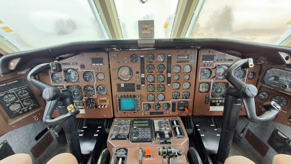 Dopravní letoun L-610 z továrny LET Kunovice, pilotní kabina