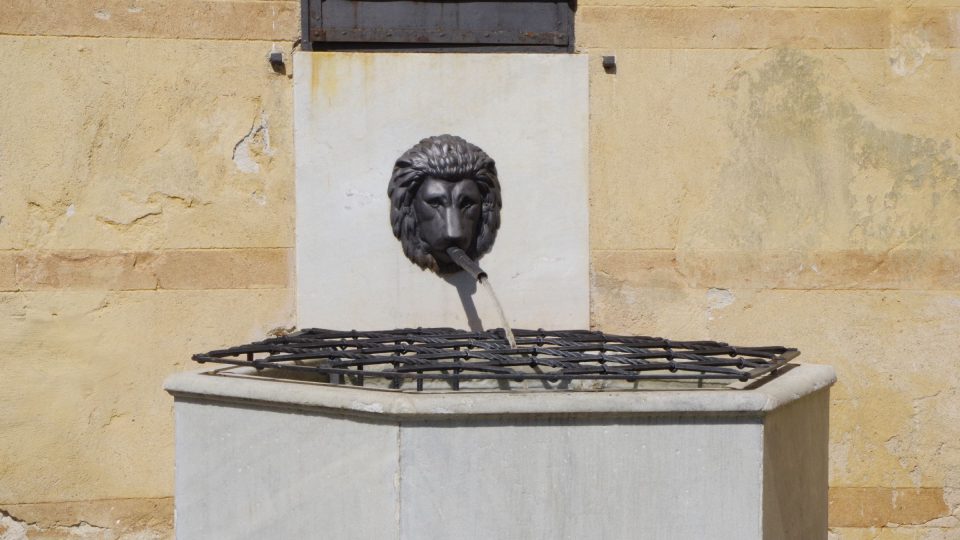 Kašna u vchodu do zámku | foto: Miroslav Kobza, Český rozhlas Kašna u vchodu do zámku