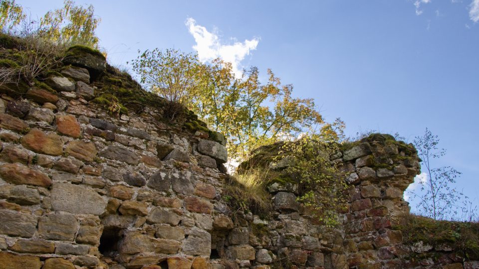 Po někdejších dřevěných konstrukcích jsou dnes patrné už jen kapsy