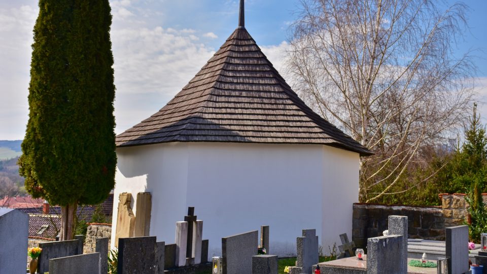 Věžička, tzv. tetaurka, na hřbitově v Bojkovicích