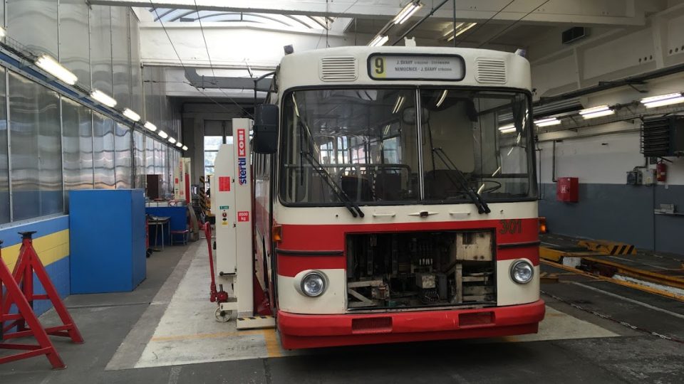 Ve Zlíně opravují kloubový trolejbus Škoda-Sanos