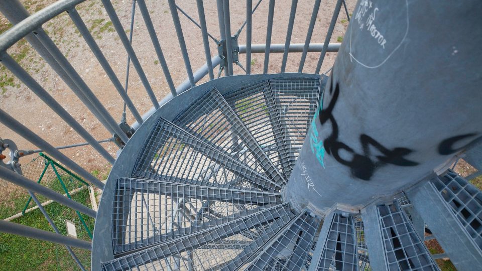 Věž tvoří ocelová konstrukce s roštovým točitým schodištěm | foto: Zdeněk Truhlář, Český rozhlas Věž tvoří ocelová konstrukce s roštovým točitým schodištěm