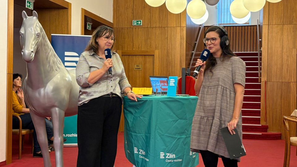 Vysílání Českého rozhlasu Zlín ze Slováckého divadla v Uherském Hradišti, Markéta Macháčková a ředitelka divadla Libuše Habartová | foto: Marek Dolina, Český rozhlas Vysílání Českého rozhlasu Zlín ze Slováckého divadla v Uherském Hradišti, Markéta Macháčková a ředitelka divadla Libuše Habartová