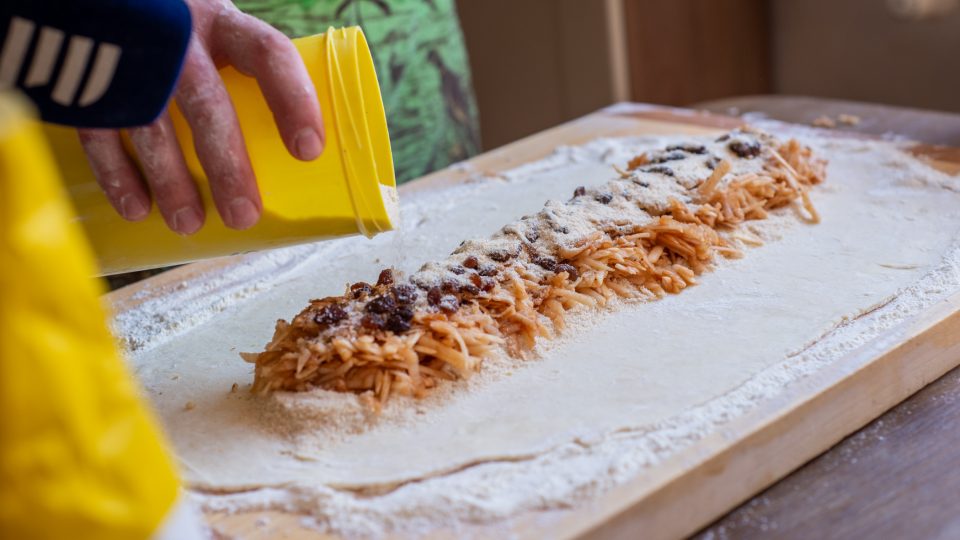 Doprostřed štrúdlu navrstvíme náplň, posypeme strouhankou | foto: Martin Čuřík Doprostřed štrúdlu navrstvíme náplň, posypeme strouhankou