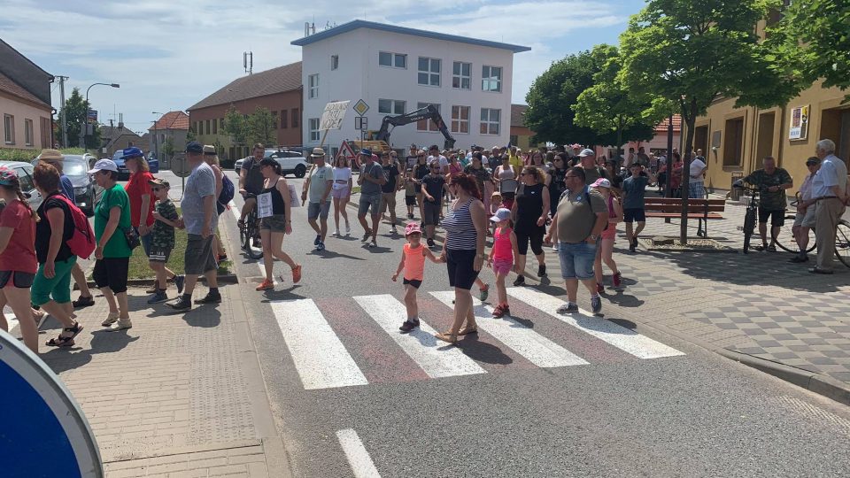 Na pochod proti těžbě u Uherského Ostrohu přišly tisíce lidí