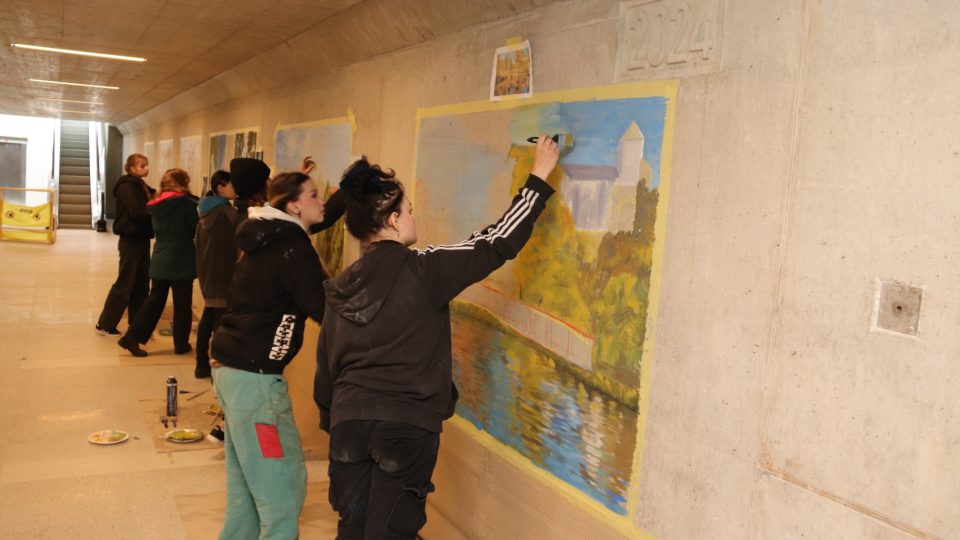Vsetín, podchod pod nádražím, malují děti ze vsetínských základních a základních uměleckých škol
