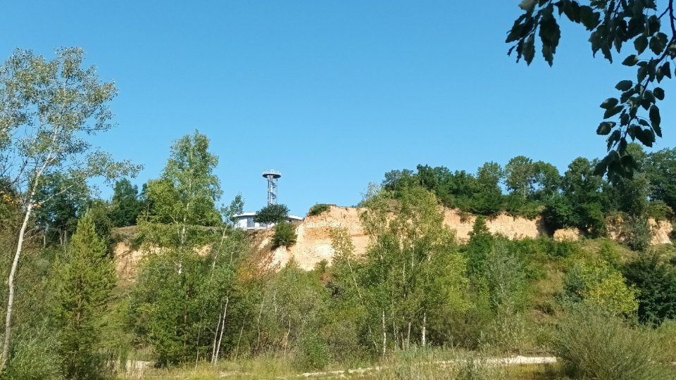 Od lomu se nabízí pohled na budovu Centra ekologické výchovy