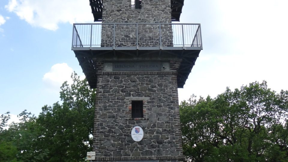 Časem povyrostly okolní stromy, a tak se rozhledna dočkala nástavby | foto: Eva Bucharová, Český rozhlas Časem povyrostly okolní stromy, a tak se rozhledna dočkala nástavby