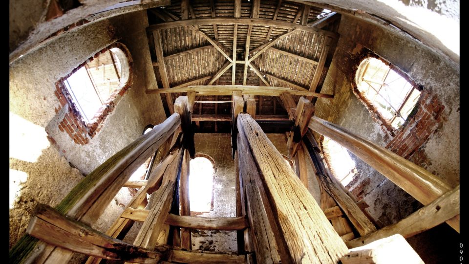 Stav zvonice v Borku u Suchomast před rekonstrukcí