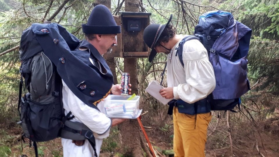 Občas i turisté přidají do malého lesního baru něco ze svých zásob pro hladové poutníky