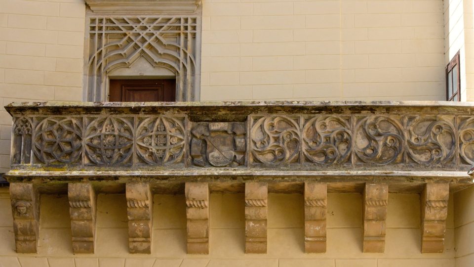 Předchůdcem dnešního zámku byl raně gotický hrad postavený po roce 1300 na skále nad řekou Jizerou | foto: Jaroslav Hoření, Český rozhlas Předchůdcem dnešního zámku byl raně gotický hrad postavený po roce 1300 na skále nad řekou Jizerou