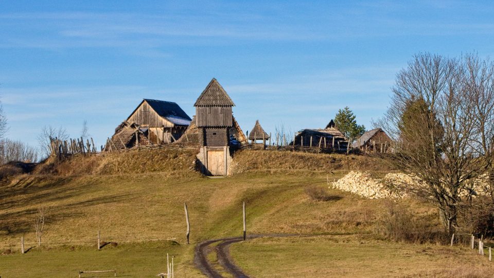 Archeoskanzen Curia Vitkov je novodobou rekonstrukcí raně středověkého šlechtického sídla z 12. a počátku 13. století