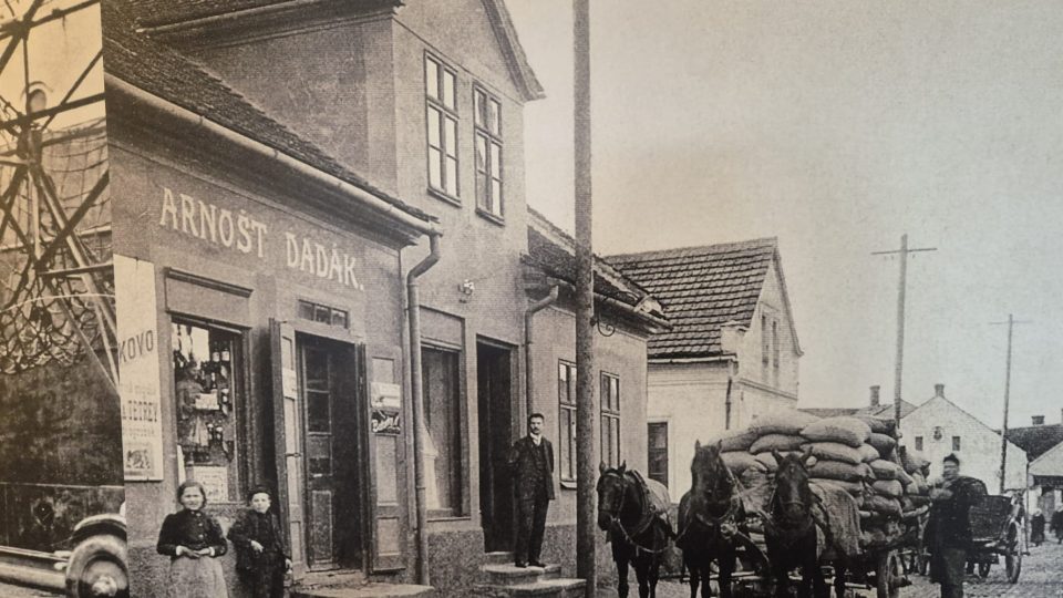 Domek na Zašovské ulici, kde Arnošt Dadák začínal s prodejem pražené kávy