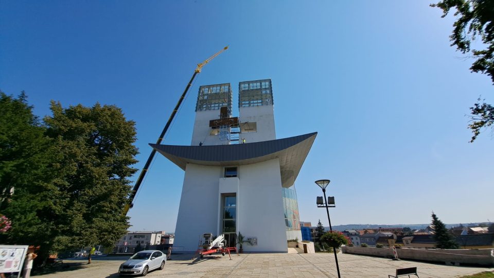 Kříž je netradiční i jednou speciální funkcí – mezi věžemi bude průchozí a poskytne nádhernou vyhlídku